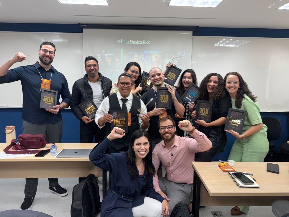 Participantes da formação presencial reunidos com placas de reconhecimento